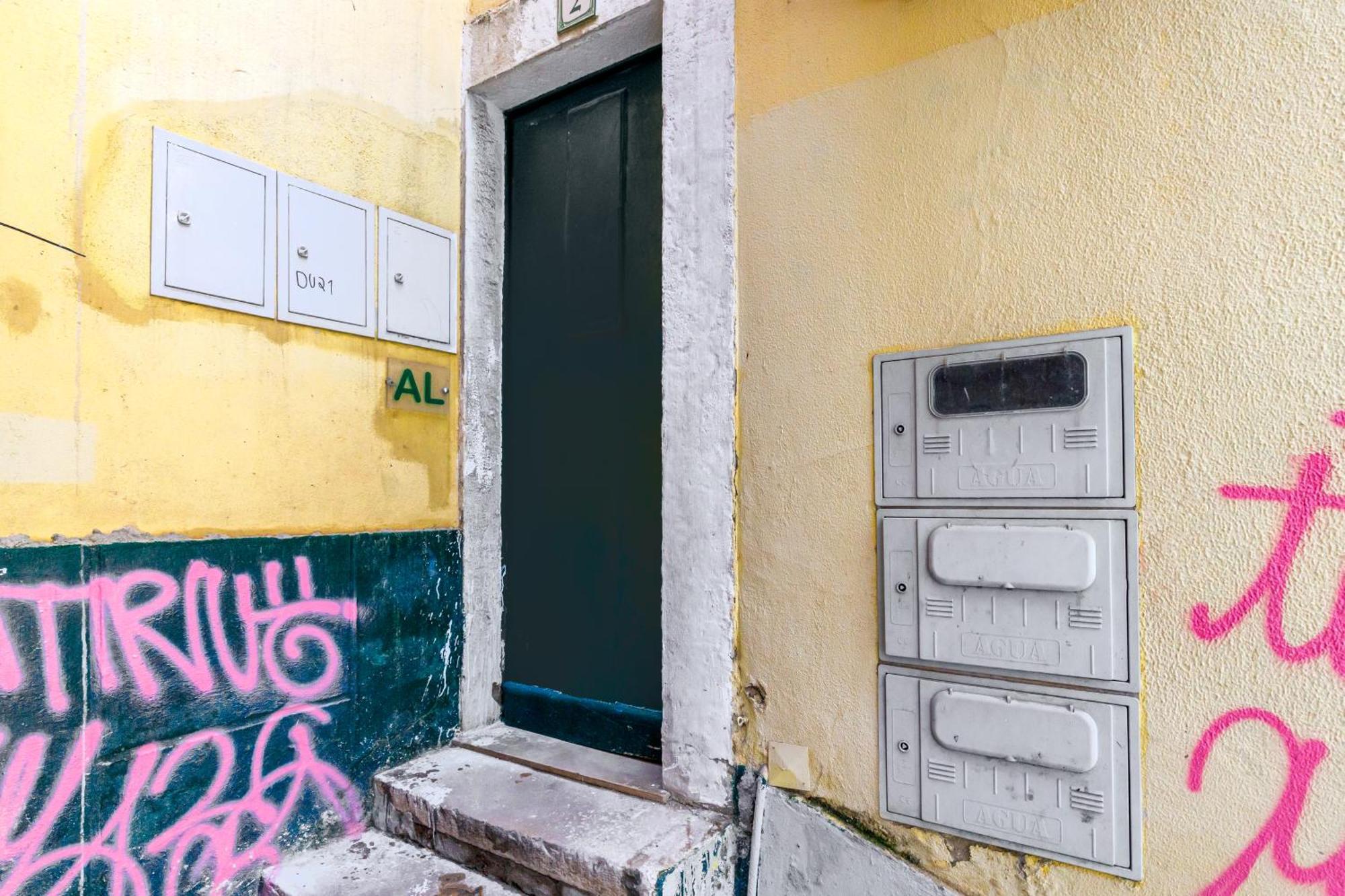 Typical Apartment Alfama-Center Lisbon Bagian luar foto