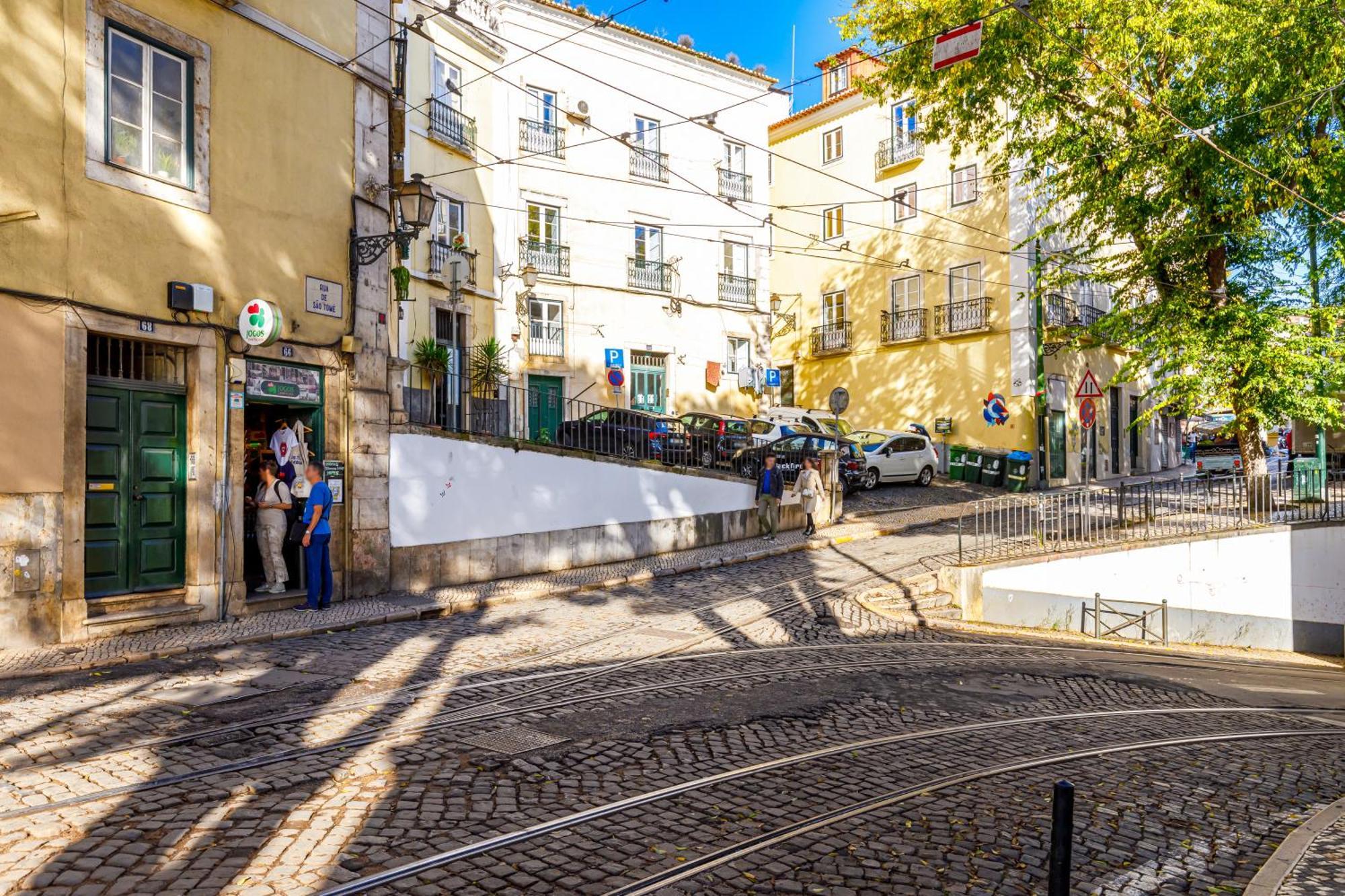 Typical Apartment Alfama-Center Lisbon Bagian luar foto